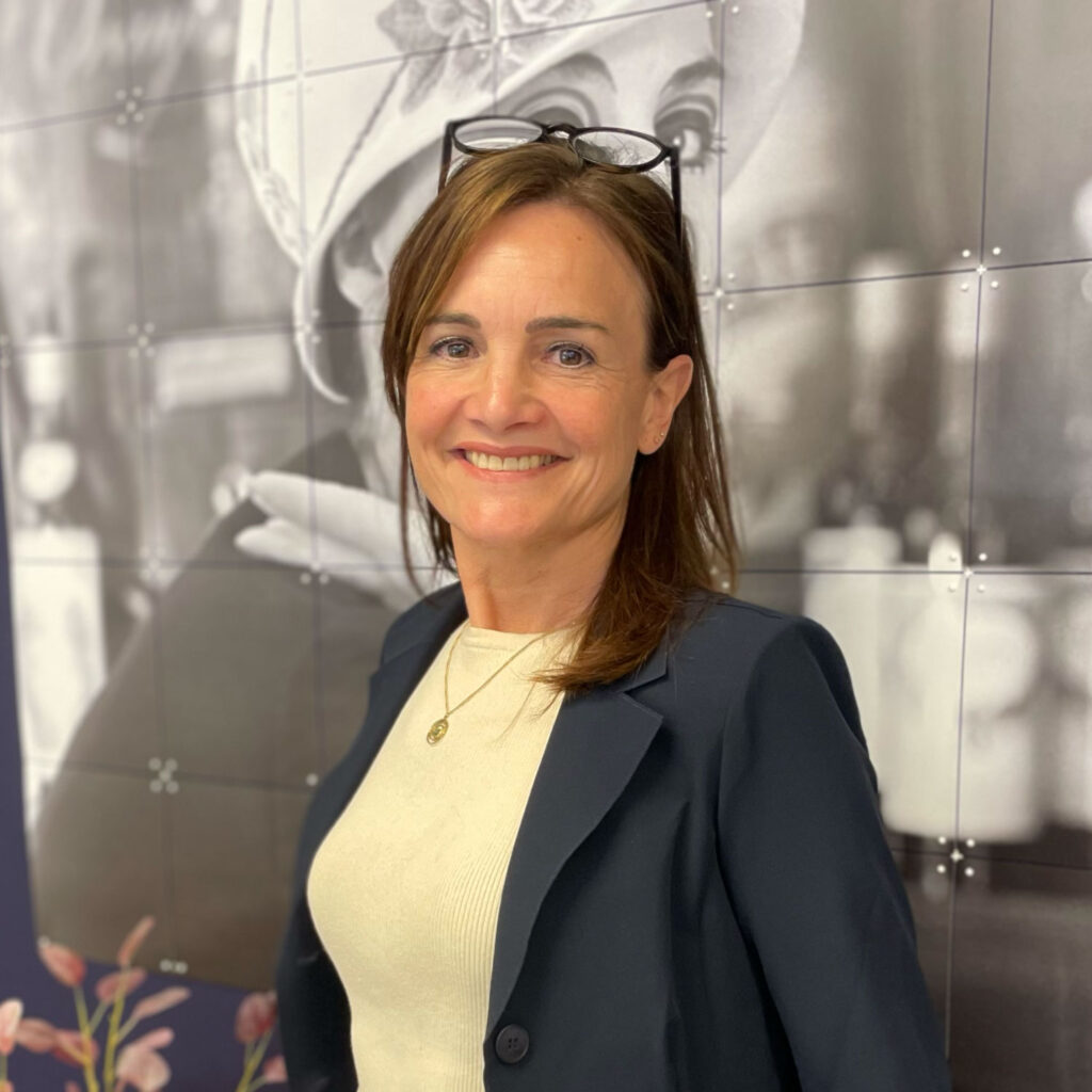 Karen Bonte staat voor een foto bij de entree.